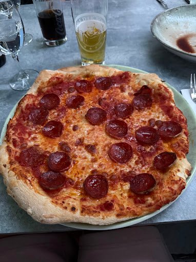 Pizza mit Salami im NoiDUe